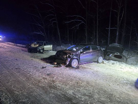 Zderzenie trzech osobówek pod Ostrołęką. Sześć osób rannych, w tym kobieta w ciąży i dwoje dzieci
