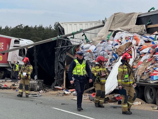 Zderzenie wagi ciężkiej na S8. Rozpędzony Mercedes wbił się w unieruchomione Volvo. ZDJĘCIA