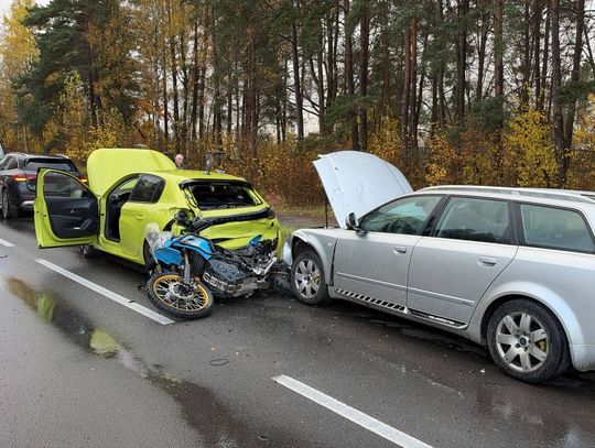 Zderzenie z udziałem trzech osobówek i motocykla. Droga krajowa nr 51 była zablokowana
