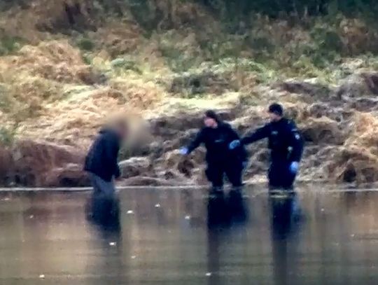 Zdesperowany mężczyzna wszedł do lodowatej rzeki. Policjantom udało się go przekonać, żeby wrócił na brzeg