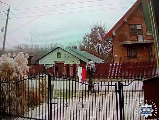 Zdjął flagę państwową i ją sobie zabrał. To coś więcej niż kradzież, dlatego mężczyźnie grozi więzienie