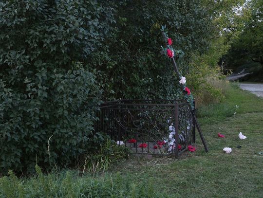 Ze szlifierką akumulatorową ruszył na przydrożną kapliczkę. Mężczyzna groził też sąsiadce