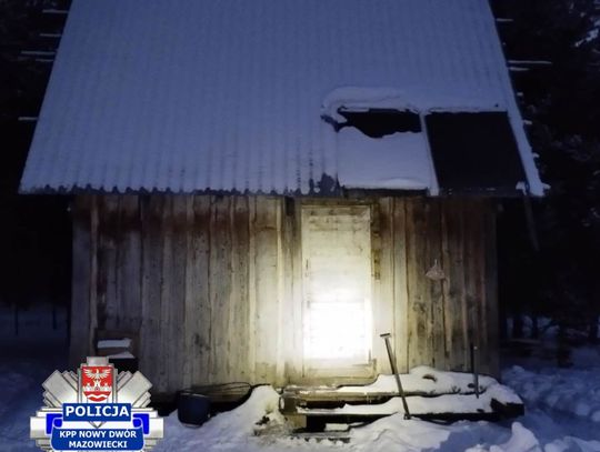 Żeby uniknąć 90 dni odsiadki wyprowadził się i zamieszkał w leśnej chatce bez prądu i wody