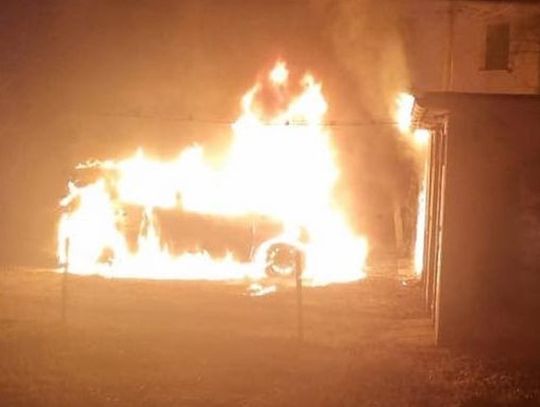 Zemsta na byłym mężu. Nissan spłonął doszczętnie, 49-letnia kobieta została aresztowana