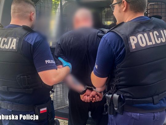 Zerwał polskie flagi narodowe z mostu granicznego i wrzucił je do rzeki. Mężczyzna zatrzymany przez policję