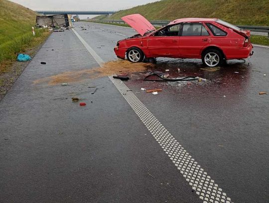 Bus wjechał w poloneza ciągnącego przyczepę kampingową. Cały zestaw się przewrócił
