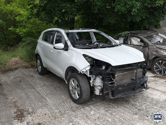 Zgłosił fikcyjną kradzież samochodu, policja odkryła dziuplę, w której pocięto go na części. Były też narkotyki w beczkach
