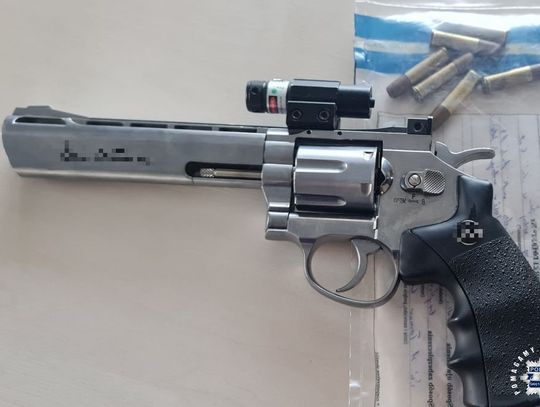 Zgłosił na policję, że spalili mu samochód. Teraz będzie odpowiadał za groźby. Policja znalazła też rewolwer