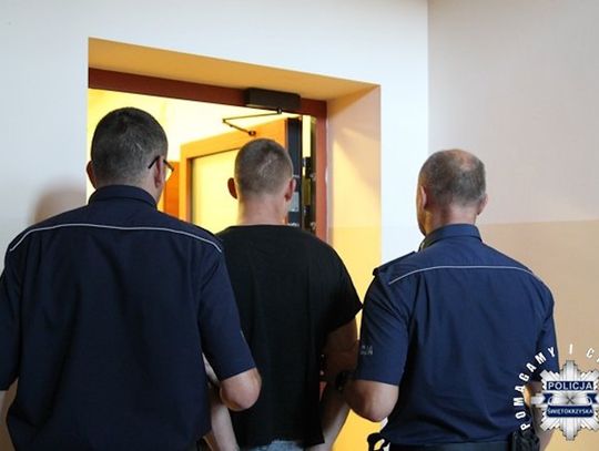 Zgłosił się jako świadek na policję. Sam był poszukiwany i miał przy sobie narkotyki