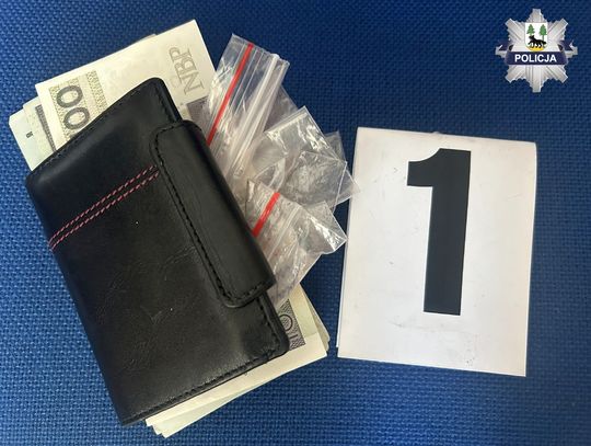 Zgubił portfel z dokumentami, pieniędzmi i mefedronem. Uczciwa znalazczyni zaniosła go na komendę