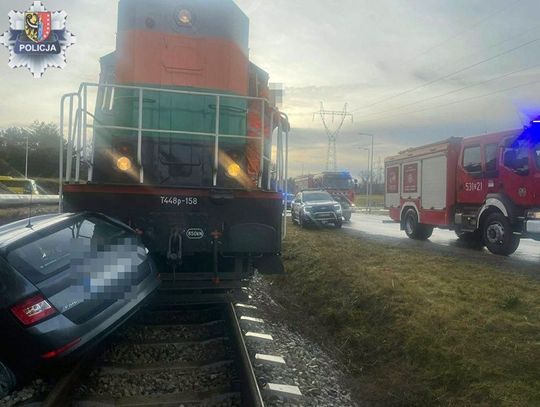 Zignorował czerwone światło i wjechał przed pociąg. W wypadku ciężko ranna została pasażerka skody Zignorował czerwone światło i wjechał przed pociąg. W wypadku ciężko ranna została pasażerka skody