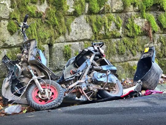 Zjechał na przeciwny pas i uderzył w ciężarówkę. Motorowerzysta miał blisko trzy promile we krwi