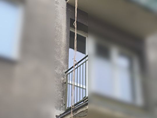 Usłyszał policję i zjechał z balkonu po linie. Próbował uciec, bo nie oddał skutera do wypożyczalni Usłyszał policję i zjechał z balkonu po linie. Próbował uciec, bo nie oddał skutera do wypożyczalni
