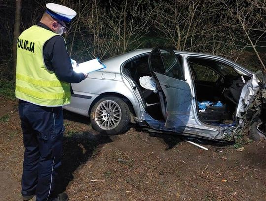 Zjechał z prostej drogi i rozbił się na drzewie. Pijany 29-latek za kierownicą BMW, ranna 23-legtnia dziewczyna