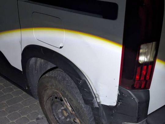 Zjechała z drogi i uderzyła w zaparkowane auto. Tłumaczyła, że nie chciała rozjechać kotka, ale alkomat pokazał prawdę