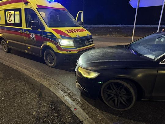 Zjeżdżając z ronda zderzył się czołowo z karetką. Kierowca audi wydmuchał ponad promil alkoholu