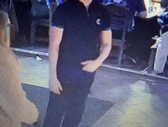 Złamał 24-latkowi szczękę i uciekł. Policja opublikowała nagranie ze sprawcą pobicia przed pubem