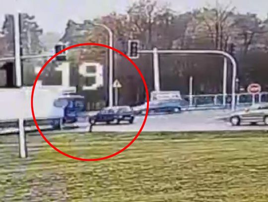 Zlekceważył sygnalizację i wjechał prosto pod rozpędzoną ciężarówkę. Za kierownicą cinquecento 82-latek. WIDEO