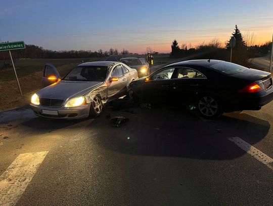 Zlekceważył znak „STOP” i doprowadził do zderzenia mercedesów. 19-latek stracił prawo jazdy