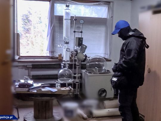 Zlikwidowane laboratorium do produkcji 3-CMC. Przejęto 50 kg narkotyku i chemikalia [WIDEO, FOTO]