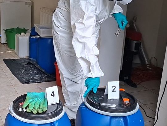 Zlikwidowano profesjonalne laboratorium mefedronu. Zatrzymano poszukiwanego przez Interpol