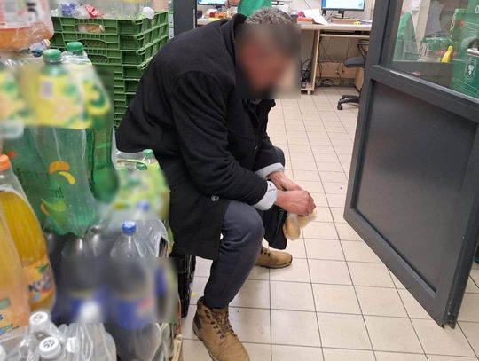 Złodziej alkoholu nie przewidział, że obserwuje go policjant. Wpadł po krótkim pościgu