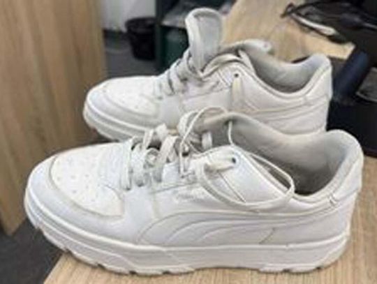 Złodziej czaił się w holu pływalni. Ludzie musieli wracać do domu bez ubrań, a nawet butów