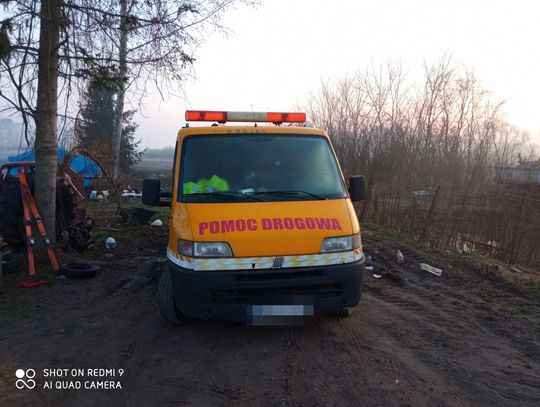 Złodziej działał w lawecie pomocy drogowej. Zabrał auto i wywiózł prosto do dziupli