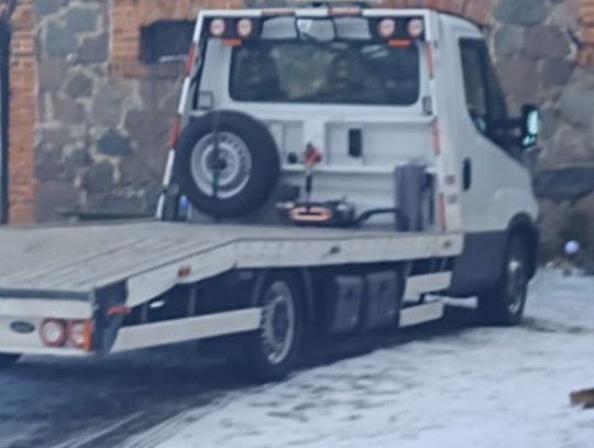 Złodziej „na lawetę” rozpracowany. Okradał podróżnych na lotniskowym parkingu