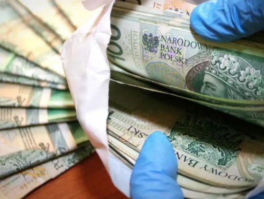 Złodziej nie chciał oddać skradzionych pieniędzy - na oczach policjantów chciał zjeść banknoty