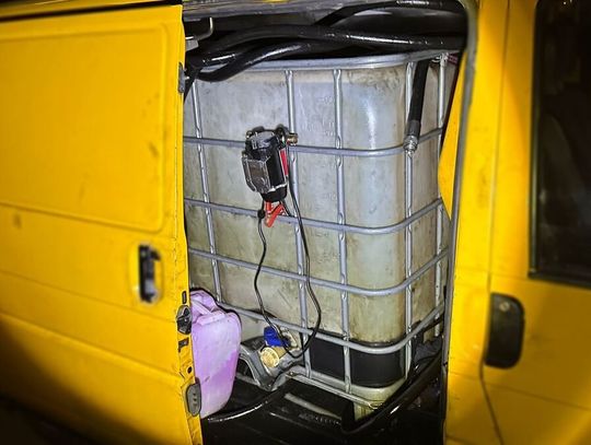 Złodziej paliwa jeździł z mauzerem na pace busa. Działał od dłuższego czasu