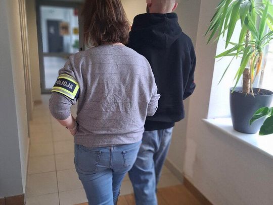 Złodziej popchnął sprzedawczynię, która chciała go zatrzymać. Teraz za kradzież rozbójniczą grozi mu 10 lat