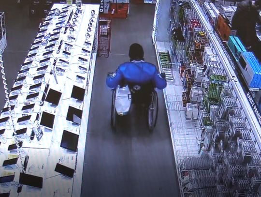 Złodziej sklepowy na wózku inwalidzkim w akcji. Nogi połamał podczas ucieczki przed policją. WIDEO