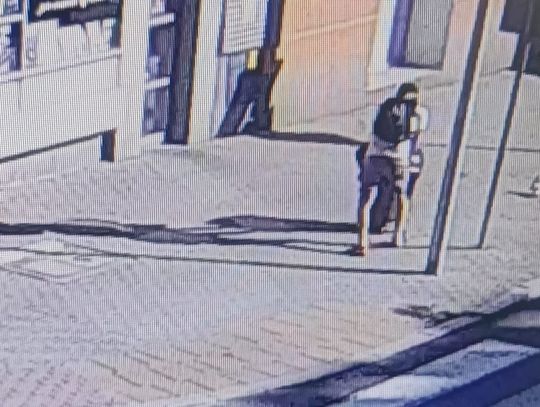 Złodziej użył kubła na śmieci do wywiezienia łupów. Po wszystkim odstawił go na miejsce