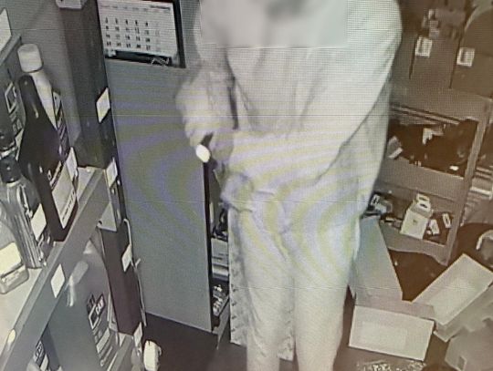 Złodziej w ciągu trzech minut plądrował biura i uciekał. Wpadł przez pozostawione ślady