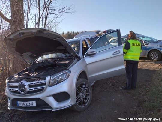 Złodziej w mercedesie za 300 tysięcy chciał rozjechać policjanta. Zatrzymali go po pościgu