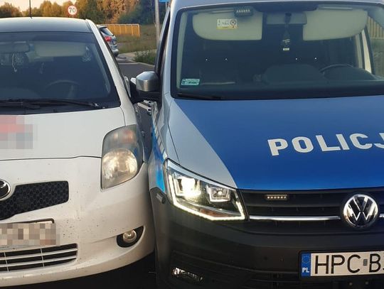 Złodziej w toyocie chciał uciec za wszelką cenę. Poddał się dopiero, gdy policjanci oddali strzały