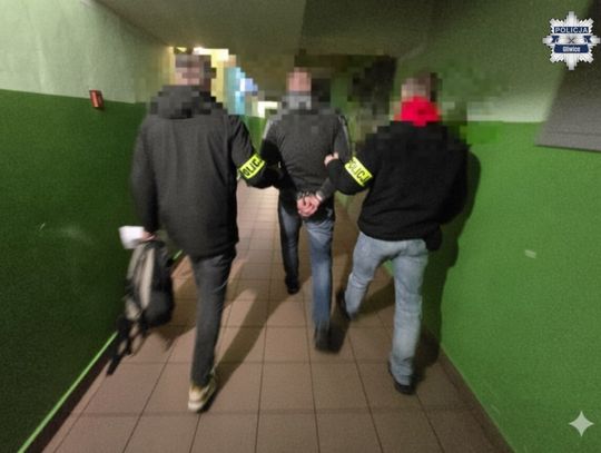 Złodziej wszedł do sklepu, wypił energetyki i ruszył do akcji. Na bramkach złapał go ochroniarz