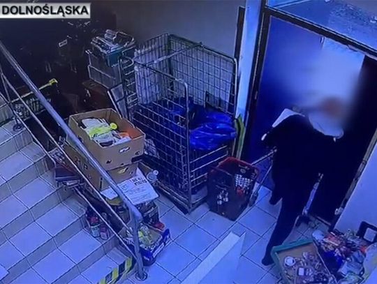 Złodziej wyszedł ze sklepu z wózkami pełnymi towaru przez drzwi w magazynie Złodziej wyszedł ze sklepu z wózkami pełnymi towaru przez drzwi w magazynie