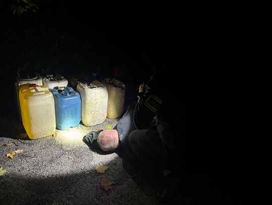 Złodziej zatrzymany na gorącym uczynku, gdy przepompowywał paliwo z baku ciężarówki do baniek