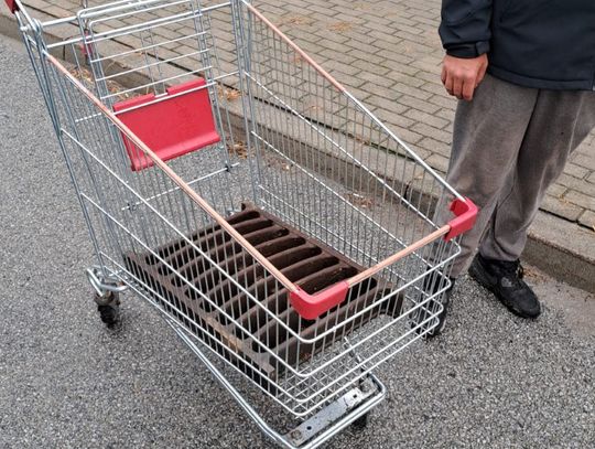 Złodzieje dali popis głupoty: skradziony złom przewozili... skradzionym z marketu wózkiem