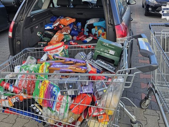 Złodzieje dali popis zuchwałości. Zapakowali towar za ponad 4 tysiące złotych i wyjechali ze sklepu