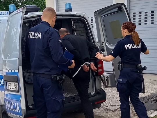 Złodzieje paliwa zatrzymani na gorącym uczynku. Spuścili 280 litrów ropy z maszyny budowlanej