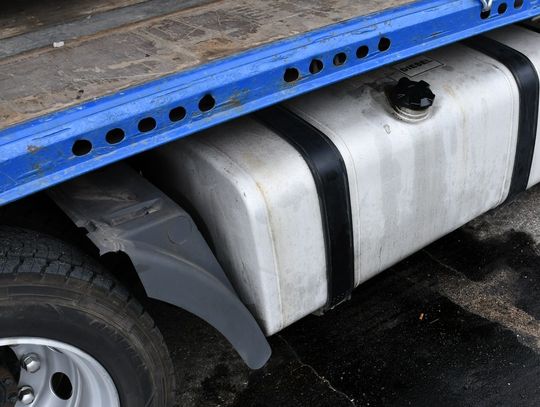 Złodzieje paliwa zatrzymani tuż po kradzieży. Wypatrzył ich właściciel firmy