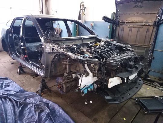 Złodzieje samochodów wpadli podczas demontowania kradzionych aut