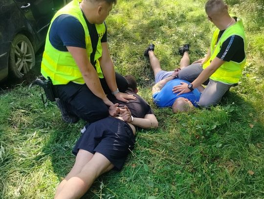 Złodzieje samochodu zatrzymani po kilkukilometrowym pościgu. Zostali tymczasowo aresztowani