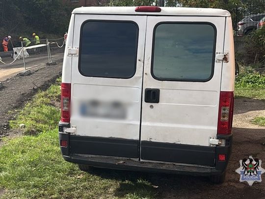 Złodzieje udawali ekipę budowlaną. Mieli busa z kogutem, kamizelki odblaskowe i radiostacje