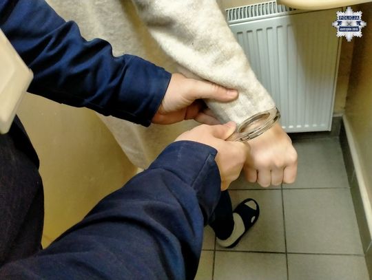 Złodziejka czekolady uderzyła ekspedientkę. Wściekła się, że zabiorą jej łupy