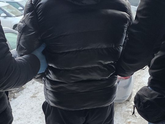 Złodziejska para kradła perfumy w drogeriach. W mieszkaniu kobiety policjanci znaleźli narkotyki