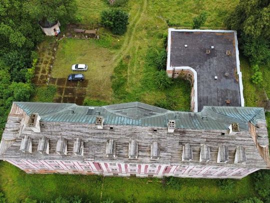 Złomiarze przez dwa lata rozkradali miedziany dach pałacu. Narobili strat na ponad 600 tys. zł